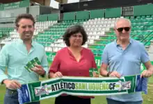 Carmen Álvarez, alcaldesa de Sanlúcar, y el presidente Juan Torres Cala en el estadio El Palmar