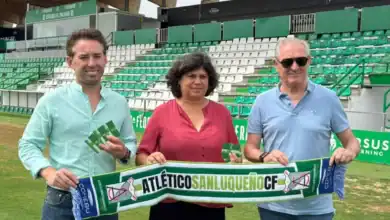 Carmen Álvarez, alcaldesa de Sanlúcar, y el presidente Juan Torres Cala en el estadio El Palmar