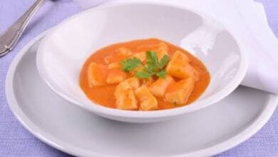 Plato de chocos al pan frito, receta tradicional de la gastronomía andaluza.