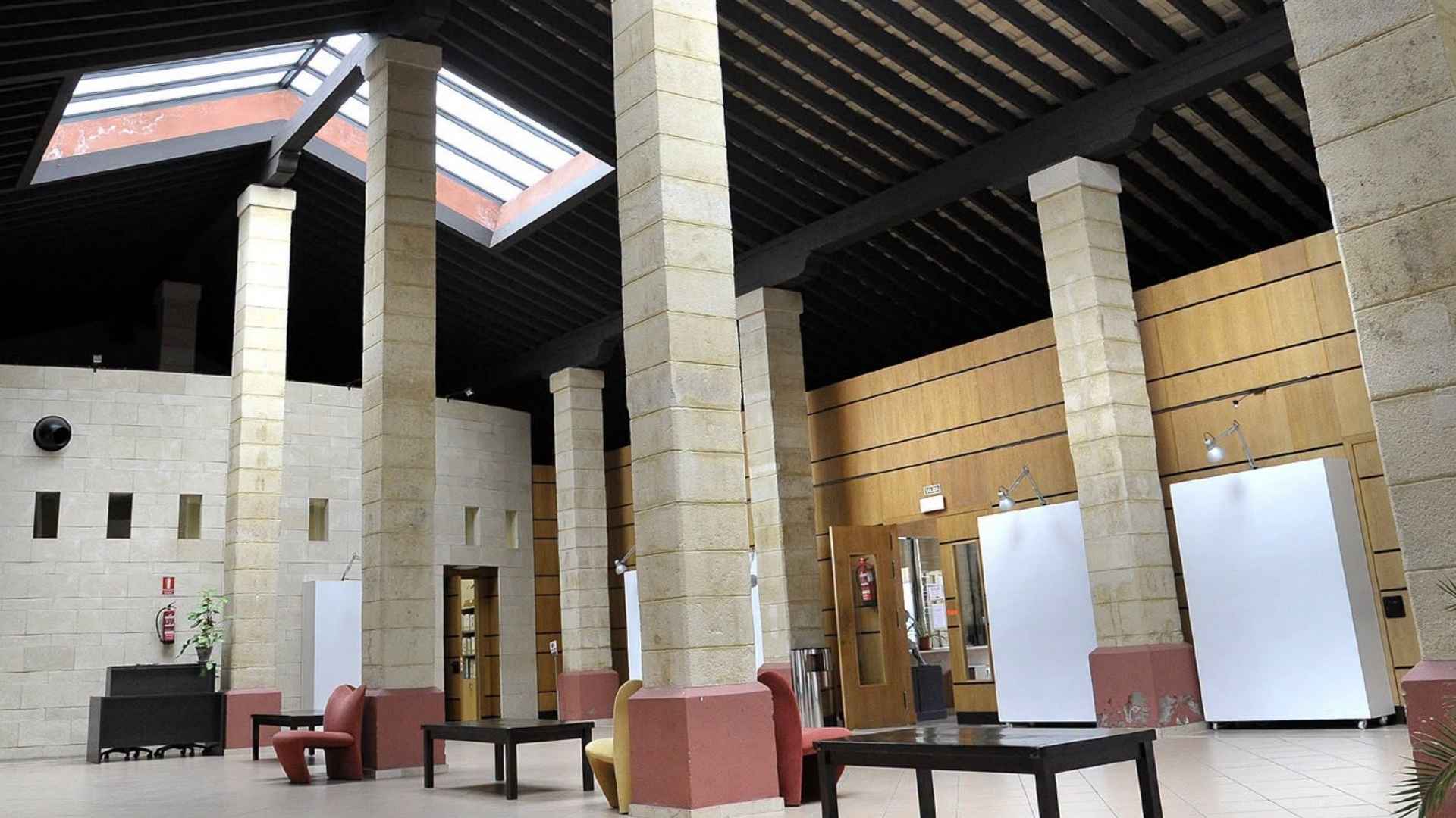 Interior de la Sala Paúl en Jerez habilitada como aula de estudio de verano.