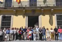Representantes institucionales y vecinos durante una concentración de apoyo al pueblo venezolano ante el Ayuntamiento.