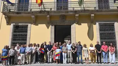 Representantes institucionales y vecinos durante una concentración de apoyo al pueblo venezolano ante el Ayuntamiento.