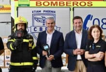 Entrega de nuevas cámaras térmicas al equipo de bomberos de Emergencias Andalucía.