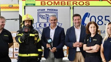 Entrega de nuevas cámaras térmicas al equipo de bomberos de Emergencias Andalucía.