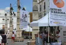Punto informativo en la calle sobre la campaña de reciclaje de residuos orgánicos "Esto no es basura".