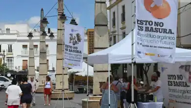 Punto informativo en la calle sobre la campaña de reciclaje de residuos orgánicos "Esto no es basura".