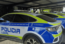 Vehículos de policía local en un aparcamiento en Arcos de la Frontera.