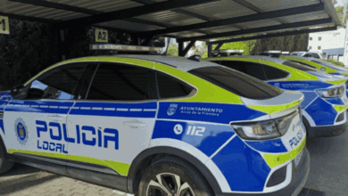 Vehículos de policía local en un aparcamiento en Arcos de la Frontera.