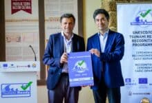 Dos hombres en ceremonia de reconocimiento Tsunami Ready en Cádiz.