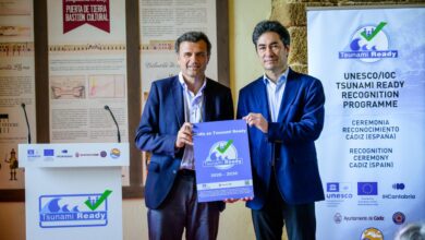 Dos hombres en ceremonia de reconocimiento Tsunami Ready en Cádiz.