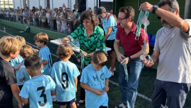 Niños recibiendo medallas en la clausura de fútbol sala en Sanlúcar.