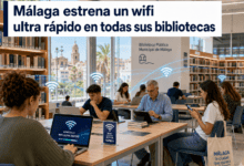 Biblioteca pública de Málaga con usuarios usando wifi ultra rápido.