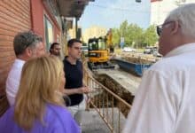 Reunión de vecinos y técnicos en obra de alcantarillado en Jerez.