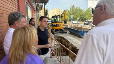 Reunión de vecinos y técnicos en obra de alcantarillado en Jerez.