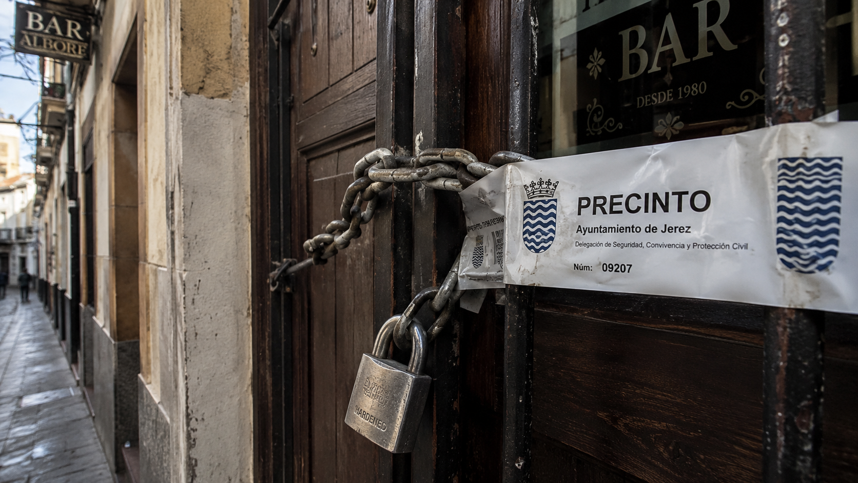 Bar cerrado en Jerez con precinto de seguridad en la puerta.