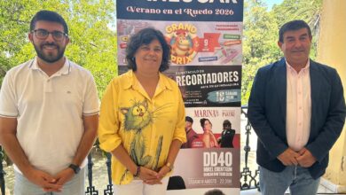 Personas en evento cultural en Sanlúcar con cartel de verano 2020.