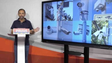 Presentador en conferencia sobre cámaras de videovigilancia en Sanlúcar.