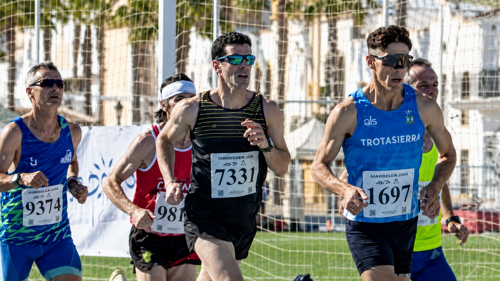 Atletas en la carrera de atletismo en Andalucía durante un evento nacional.