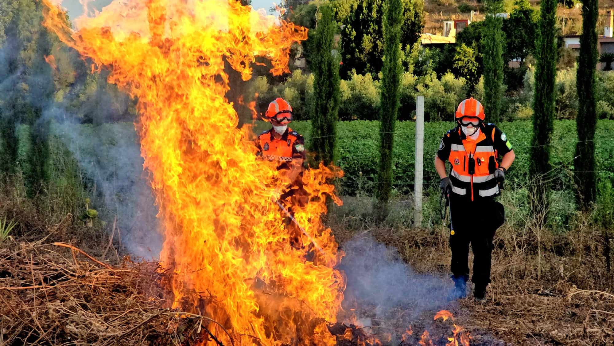 Bomberos controlando un incendio en campo rural en Jerez.
