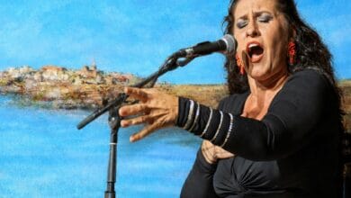 Carmen La Shica cantando flamenco en el escenario de Alameda.