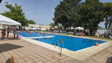 Piscina municipal en El Torno con niños y adultos disfrutando del agua.