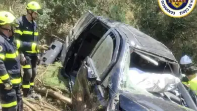 Bomberos del Consorcio de Cádiz intervienen en un accidente de tráfico donde un vehículo ha volcado en la cuneta.