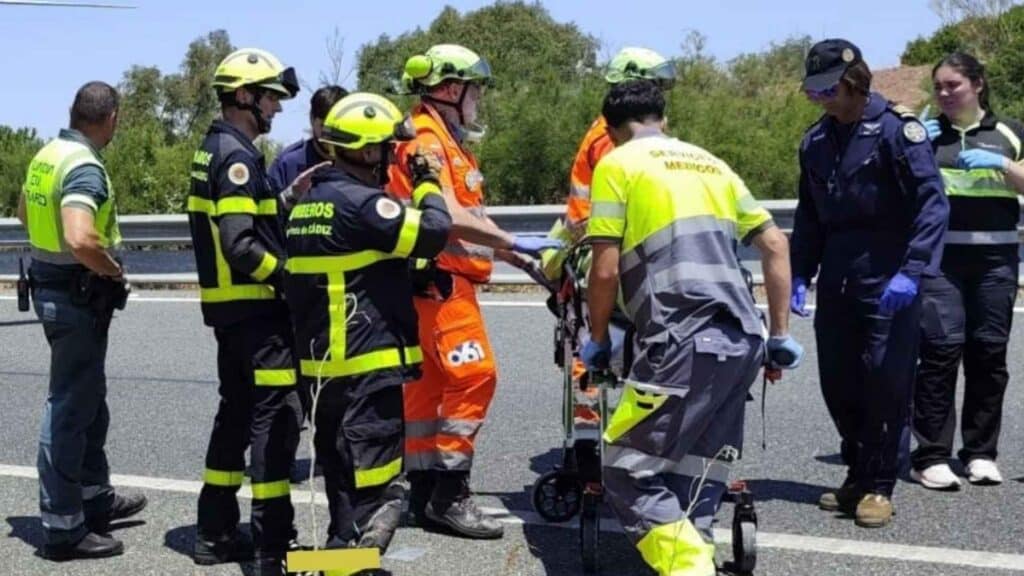 Servicios de emergencia, incluyendo bomberos, sanitarios del 061 y Guardia Civil, atienden a una persona en una camilla.