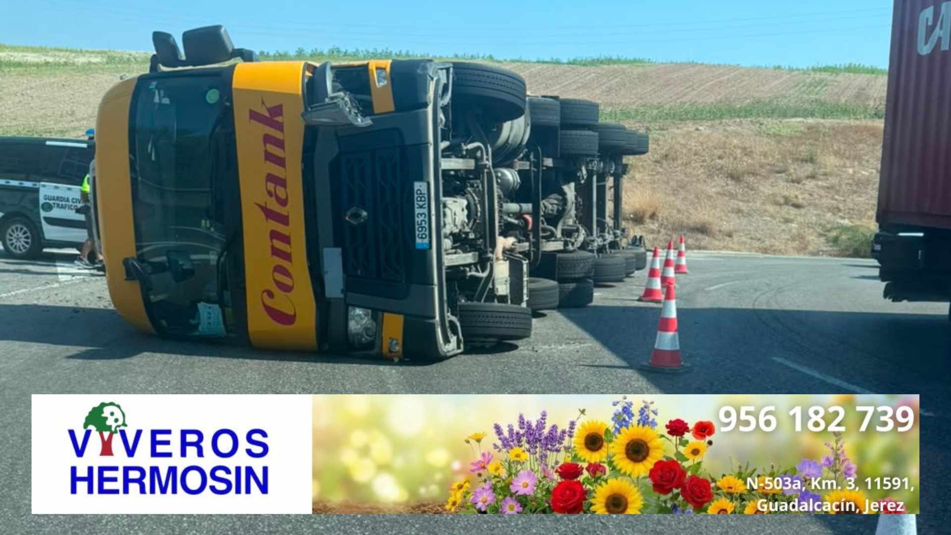 Camión cisterna volcado en la calzada con presencia de efectivos de la Guardia Civil y conos de señalización.