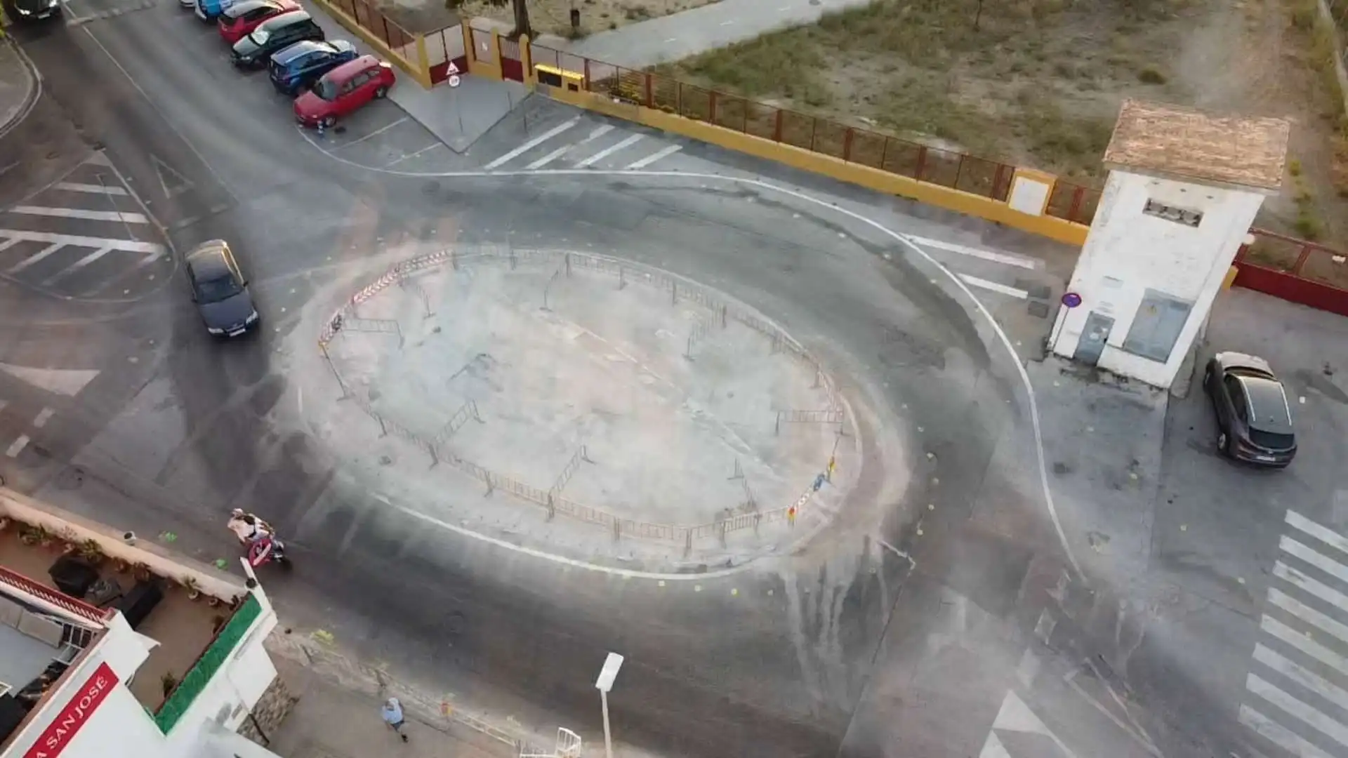 Vista aérea de la rotonda provisional delimitada por vallas en San José Obrero durante las obras de la glorieta María Gutiérrez Rey.