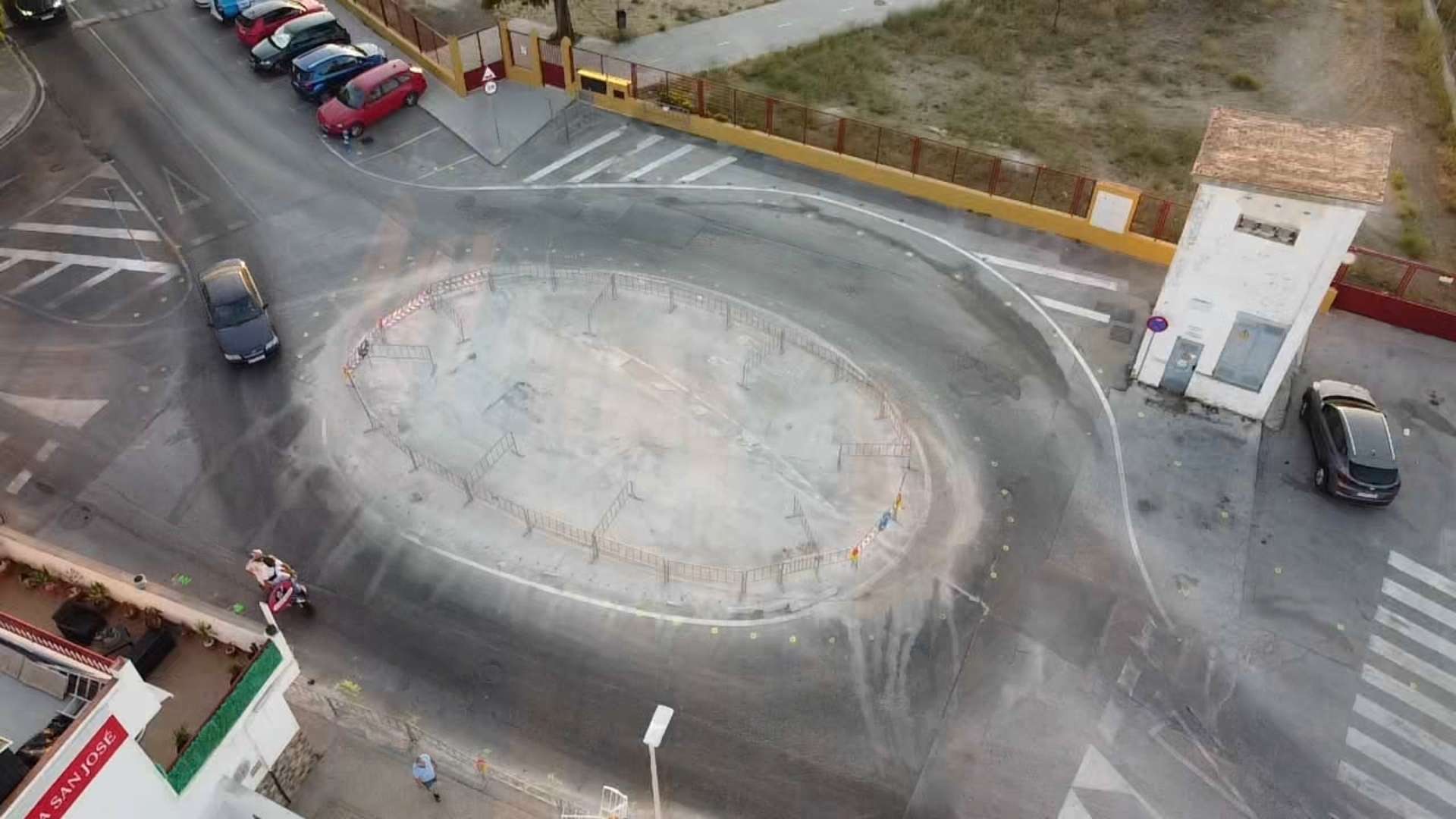 Vista aérea de la rotonda provisional delimitada por vallas en San José Obrero durante las obras de la glorieta María Gutiérrez Rey.