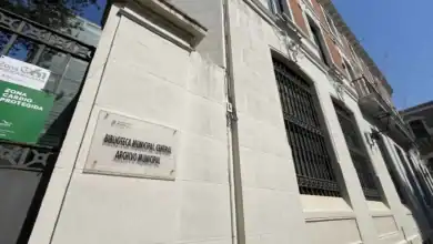 Fachada principal del edificio de la Biblioteca Municipal Central y Archivo Municipal de Jerez de la Frontera con placa identificativa exterior.