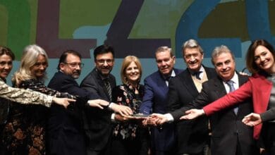 Acto de entrega de galardón institucional con representantes de la Capital Española de la Gastronomía y autoridades de Jerez.