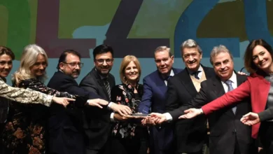 Acto de entrega de galardón institucional con representantes de la Capital Española de la Gastronomía y autoridades de Jerez.