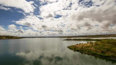 Playa continental en Andalucía con aguas aptas para el baño bajo un cielo nublado