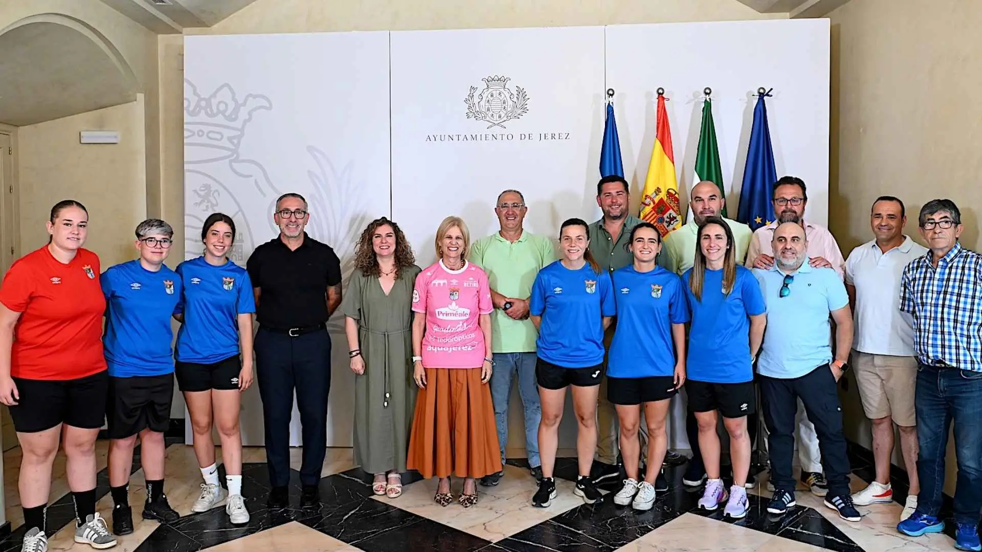 María José García-Pelayo y Salvador Ruiz junto a las jugadoras y cuerpo técnico del CD Guadalcacín Fútbol Sala Femenino en el Ayuntamiento de Jerez.