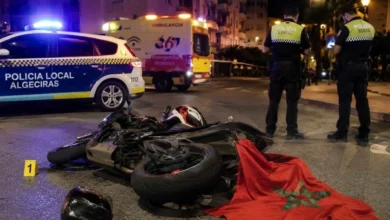 Escena del accidente mortal en Algeciras con presencia de Policía Local y ambulancia tras celebración.