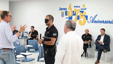 Agente de la Policía Local de Jerez durante una sesión formativa sobre técnicas de guía para personas con discapacidad visual impartida por la Fundación ONCE.