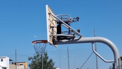 Silla de ruedas abandonada sobre una canasta de baloncesto en San José Obrero.