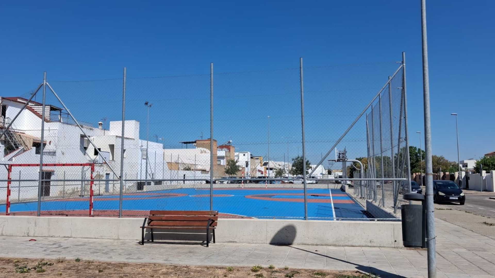 Pista deportiva al aire libre en el barrio de San José Obrero.