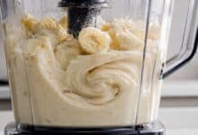 Elaboración de helado cremoso de plátano en procesador de alimentos.