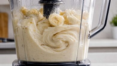 Elaboración de helado cremoso de plátano en procesador de alimentos.