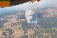 Vista aérea de la columna de humo provocada por el incendio forestal en el Parque Natural de la Sierra de Grazalema.