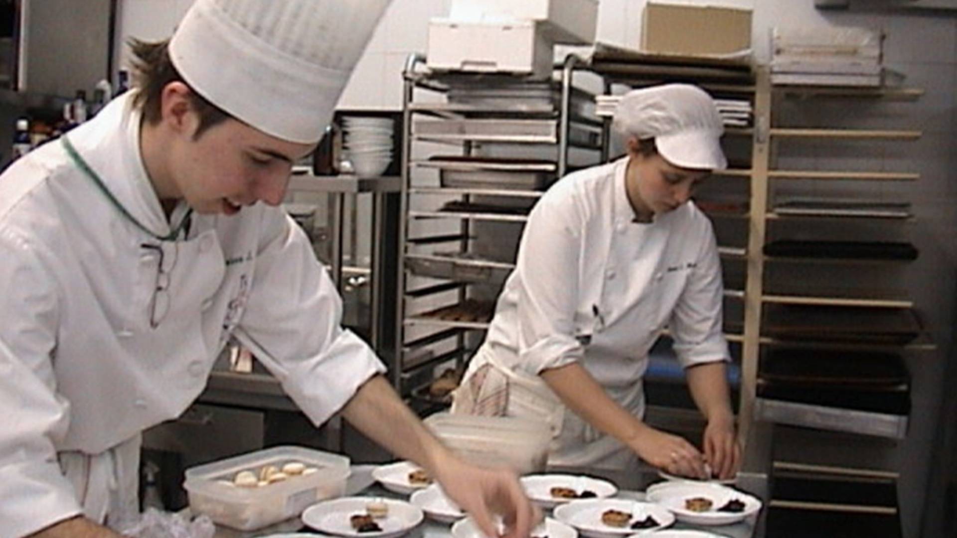 Estudiantes de cocina realizando prácticas de Formación Profesional para el Empleo