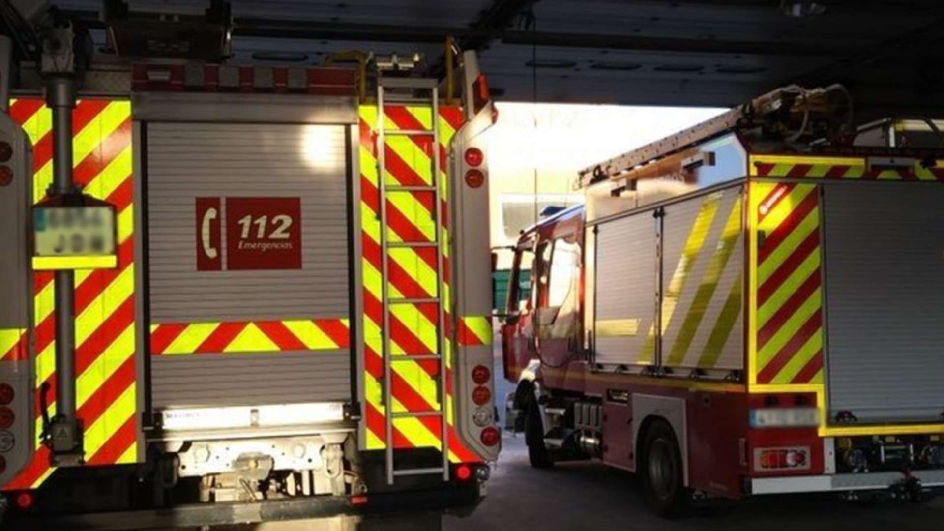 Camiones de bomberos y servicios de emergencia 112 desplazados a un incendio en Andújar