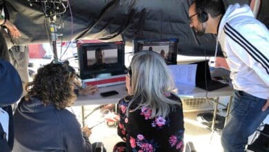 Equipo de producción cinematográfica revisando tomas en un monitor durante un rodaje en Andalucía
