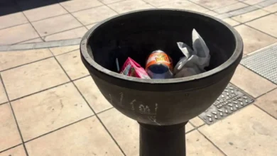 Fuente pública de agua en Sanlúcar utilizada indebidamente como papelera con residuos en su interior.