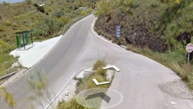 Accidente de tráfico con salida de vía en una carretera de montaña de Canillas de Aceituno.