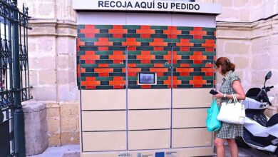 Mujer recogiendo la compra en la nueva taquilla refrigerada inteligente del Mercado Central.