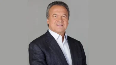 Pedro Pacheco posando para una fotografía oficial de prensa.