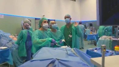 Médicos especialistas en formación durante una cirugía laparoscópica en hospital andaluz.